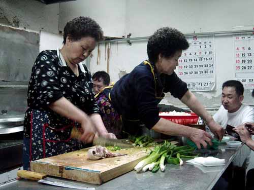 손님과 주인이 움직이는 주방이 구분되지 않고 훤히 뚫린 식당 내부. 이런 데서 깊은 맛이 나오는 비결은 뭘까요? 